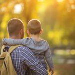 Ile trwa odzyskiwanie praw rodzicielskich? ojciec trzymający syna na rękach w parku