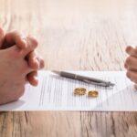 Ugoda rozwodowa – na czym polega i jak przebiega? złożone dłonie symbolizujące ugodę