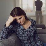 Co zrobić, gdy mąż utrudnia podział majątku po rozwodzie? Poradnik prawny kobieta zmartwiona podziałem majątku