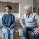 Przemoc psychiczna jako powód rozwodu. Jak to udowodnić w sądzie? zestresowana kobieta siedząca obok męża