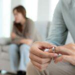 Rozwód z winy męża – kiedy i jakie alimenty przysługują żonie? mężczyzna zdejmuje obrączkę z palca - symbolika rozwodu