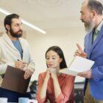 Zasiedzenie nieruchomości po rodzicach – kiedy jest możliwe i co ze spłatą rodzeństwa? Zespół prawników dyskutujący nad notatkami w biurze.