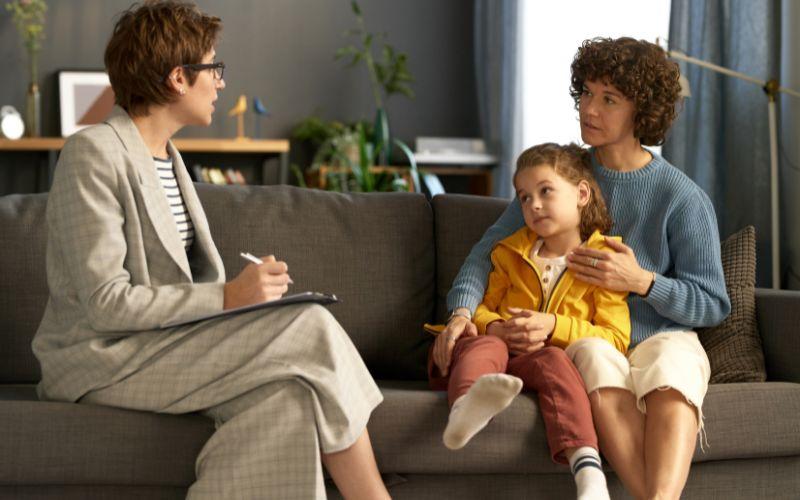 Rozmowa specjalistki ośrodka adopcyjnego z matką i dzieckiem – wywiad kwalifikacyjny w procedurze adopcyjnej