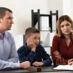 Odmowa kontaktów z dzieckiem – jakie są konsekwencje i co może zrobić drugi rodzic Rodzice z synem podczas spotkania z adwokatem – ustalanie zasad kontaktów z dzieckiem w kancelarii